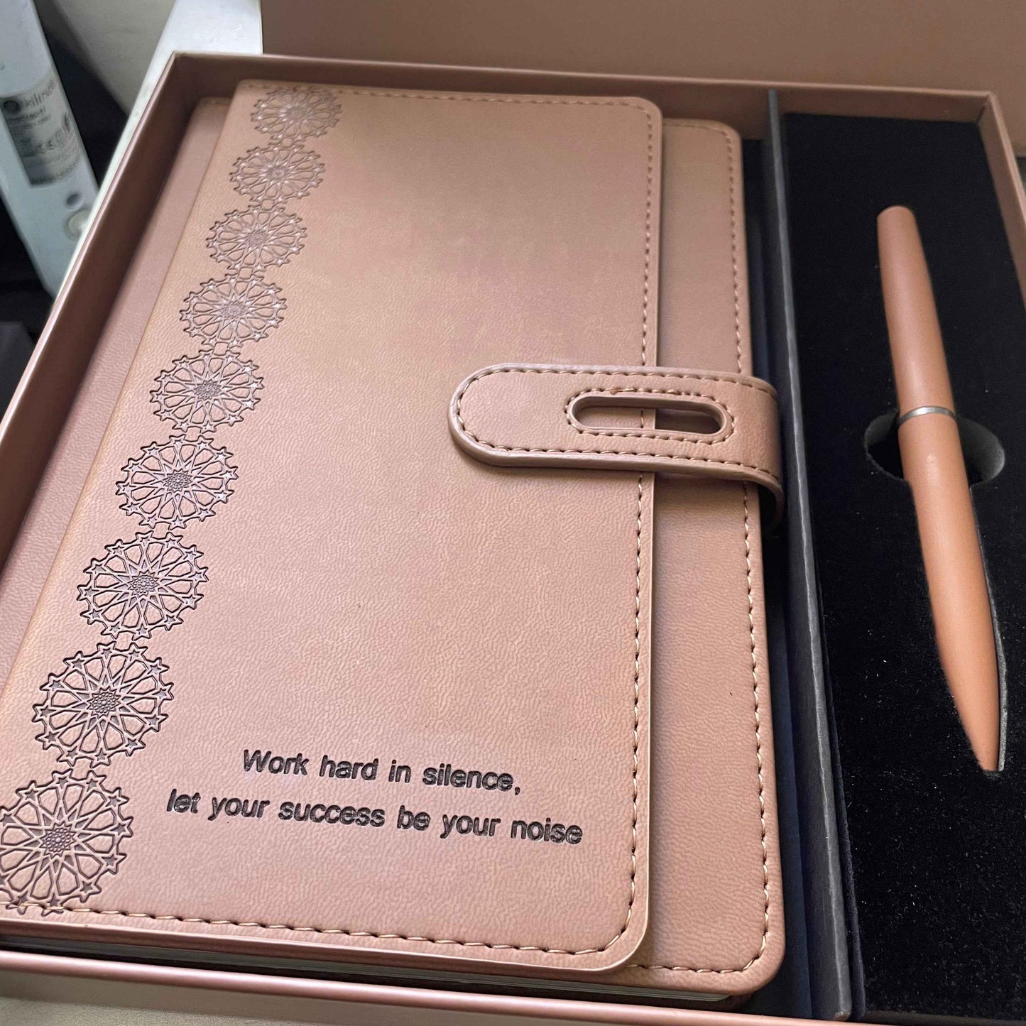 Coffret Carnet & Stylo Élégance Marron – Cadeau Soutenance Maroc | Gifts House