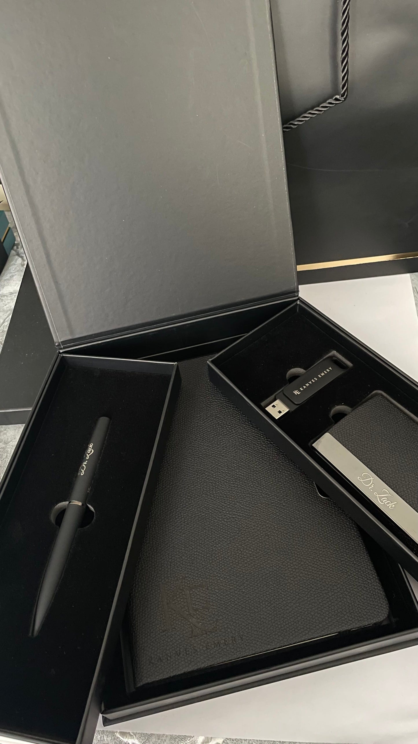 Coffret Shadow Wings – Carnet, Stylo & Porte-cartes Gravés | Gifts House