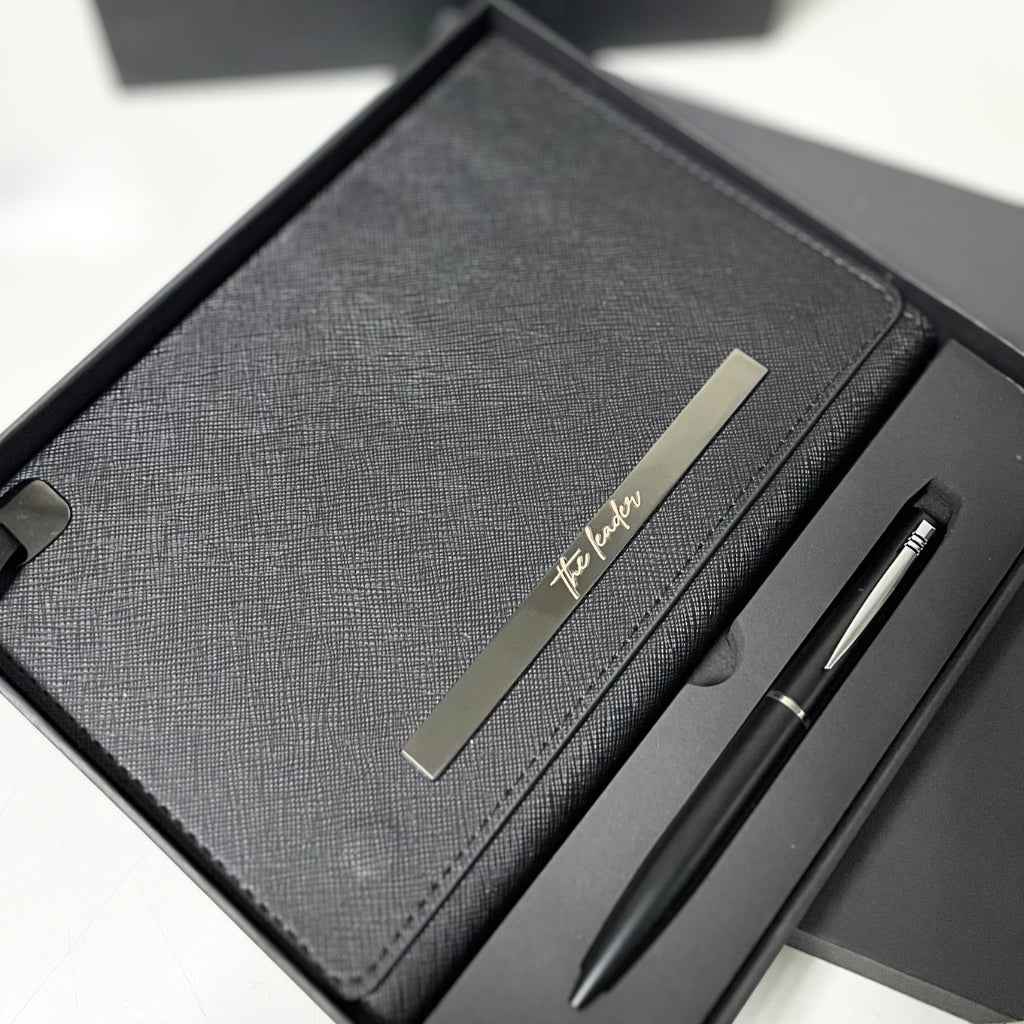 Signature Élégante Noir – Coffret carnet & stylo personnalisés
