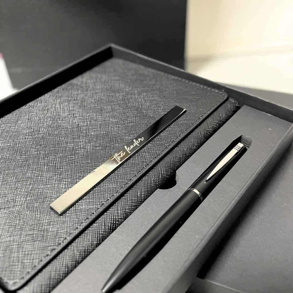 Signature Élégante Noir – Coffret carnet & stylo personnalisés