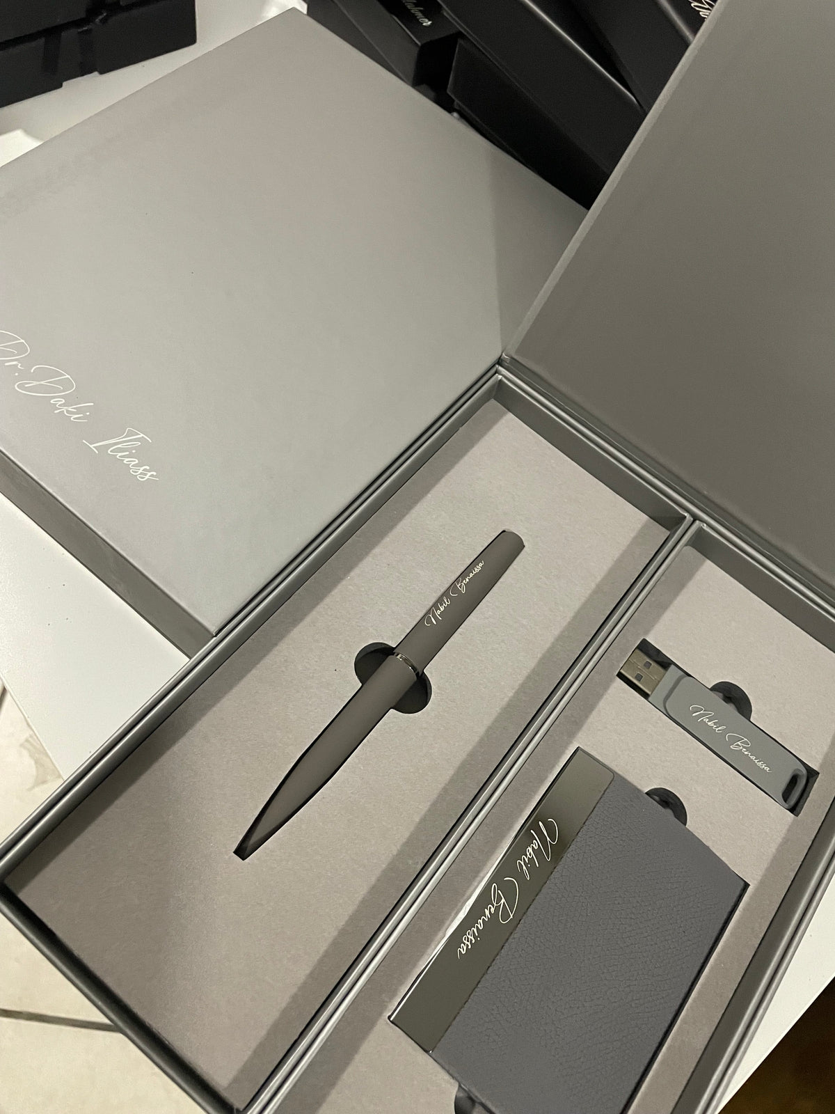 Coffret Shadow Wings – Carnet, Stylo & Porte-cartes Gravés | Gifts House