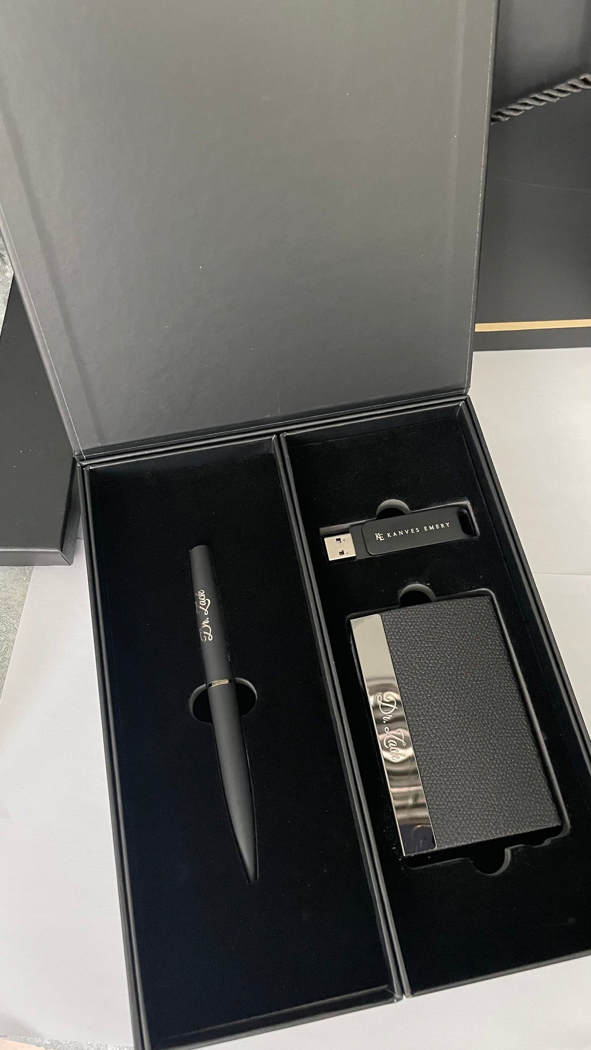 Coffret Shadow Wings – Carnet, Stylo & Porte-cartes Gravés | Gifts House