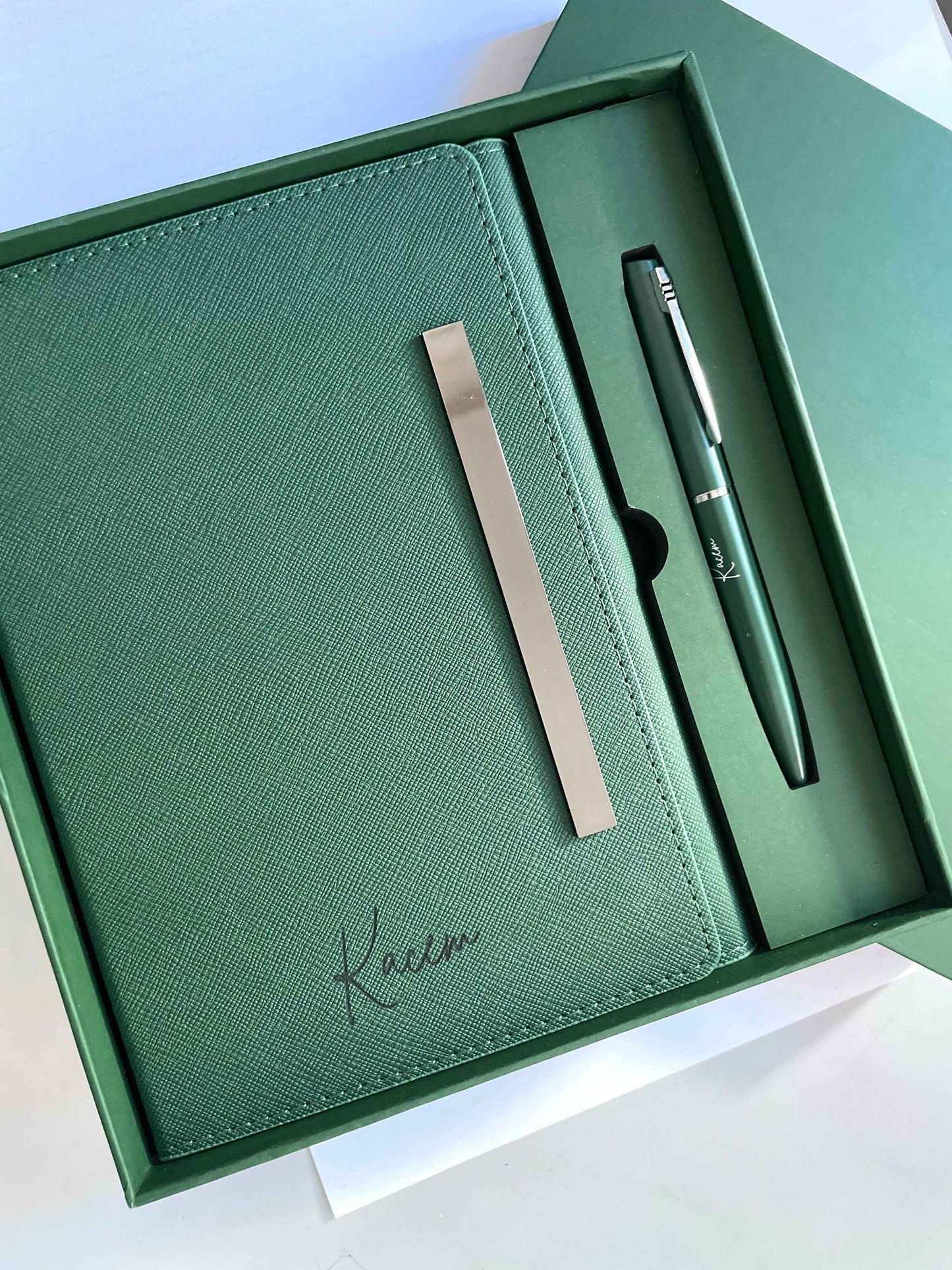 Signature Élégante Verte – Coffret carnet & stylo personnalisés