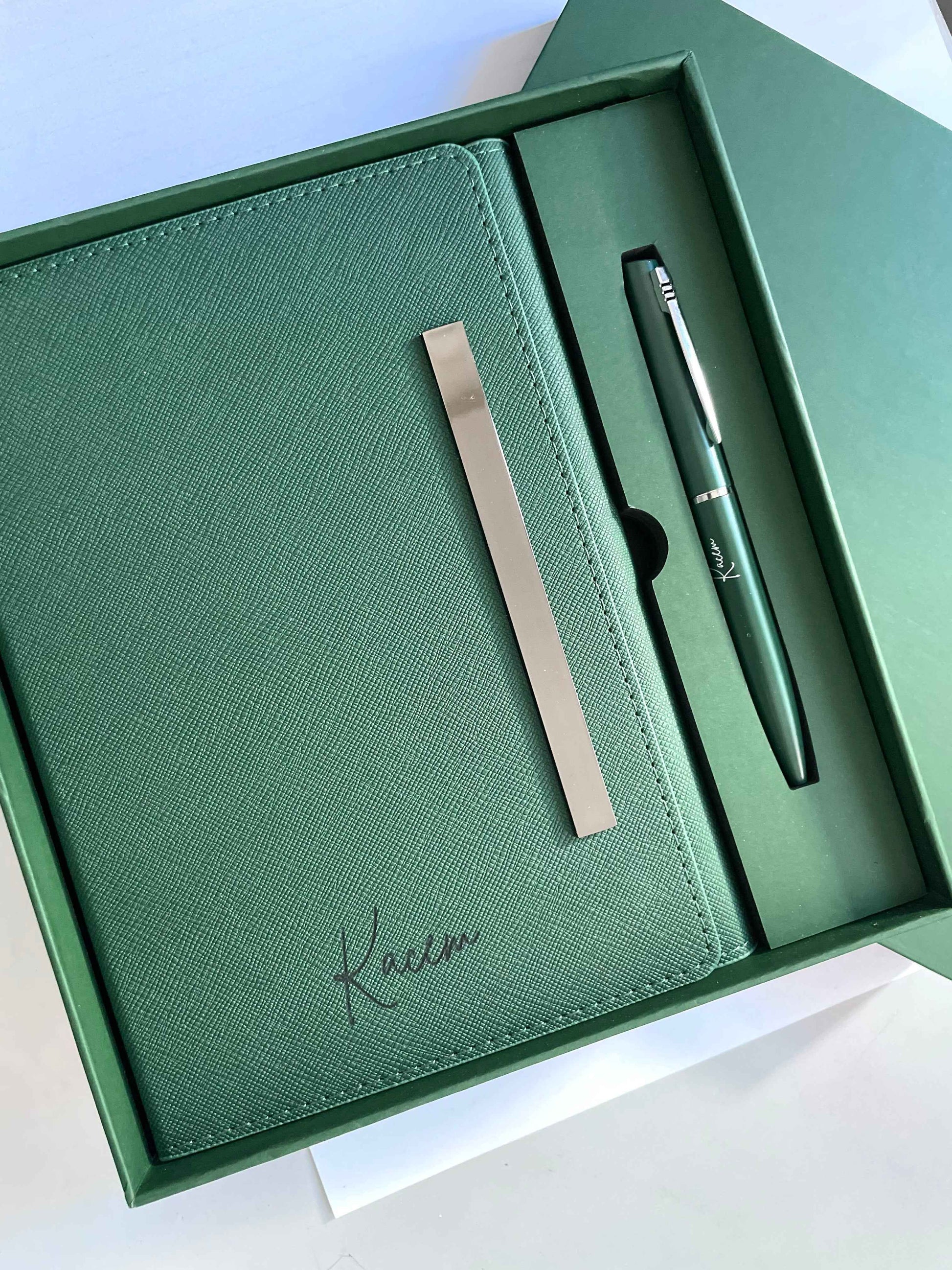 Signature Élégante Verte – Coffret carnet & stylo personnalisés