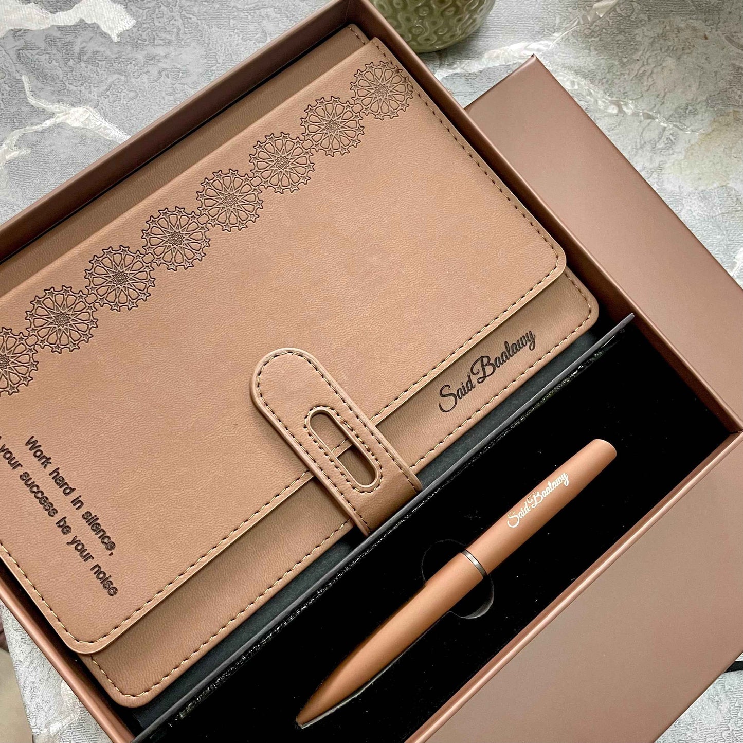 Coffret Carnet & Stylo Personnalisé – Élégance Marron