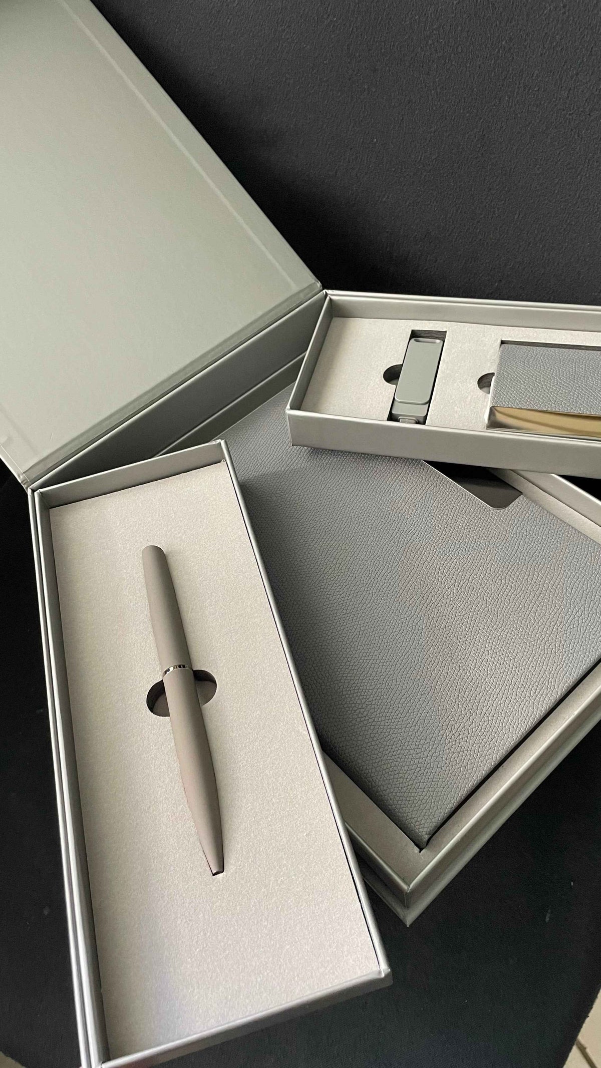Coffret Shadow Wings – Carnet, Stylo & Porte-cartes Gravés | Gifts House