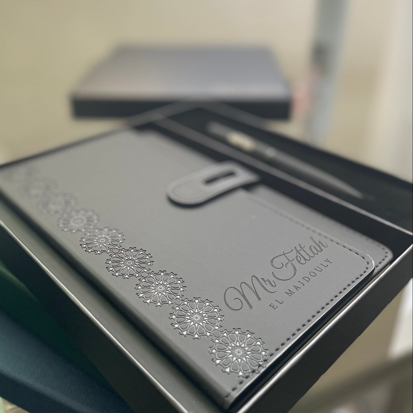 Coffret Carnet & Stylo Personnalisé – Élégance Noire