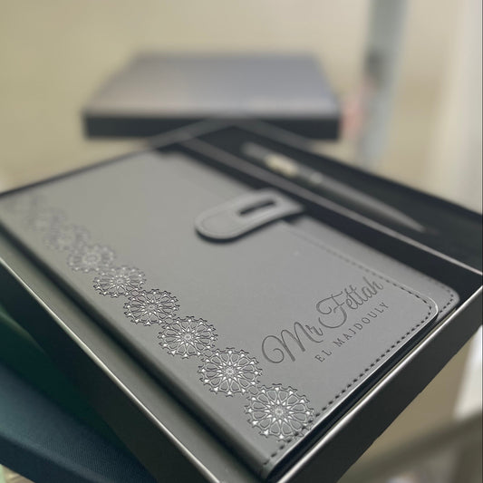 Coffret Carnet & Stylo Personnalisé – Élégance Noire