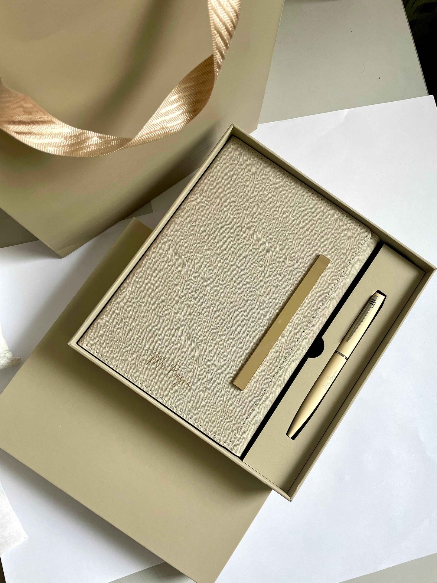 Signature Élégante Greige – Coffret carnet & stylo personnalisés