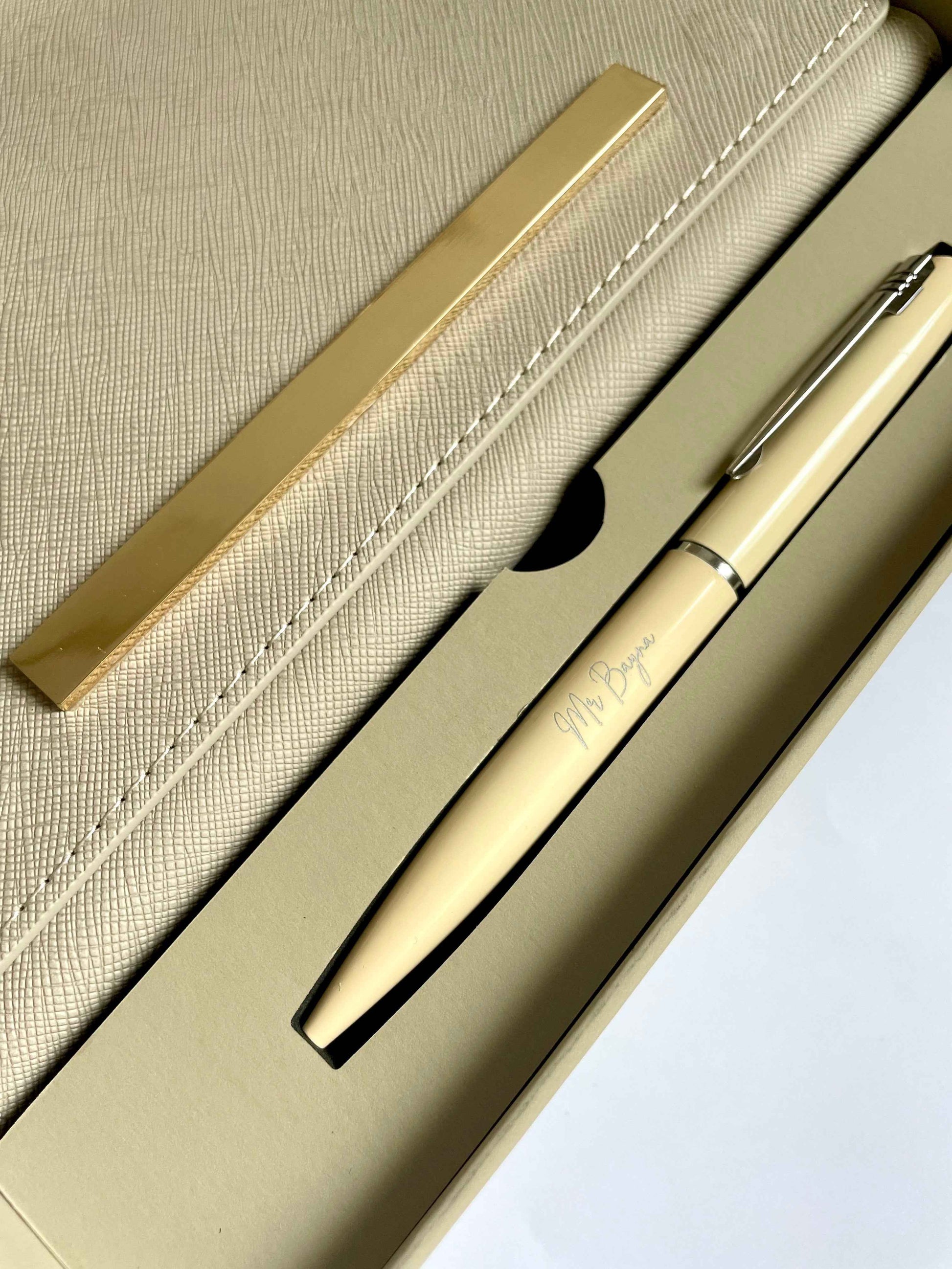 Signature Élégante Greige – Coffret carnet & stylo personnalisés
