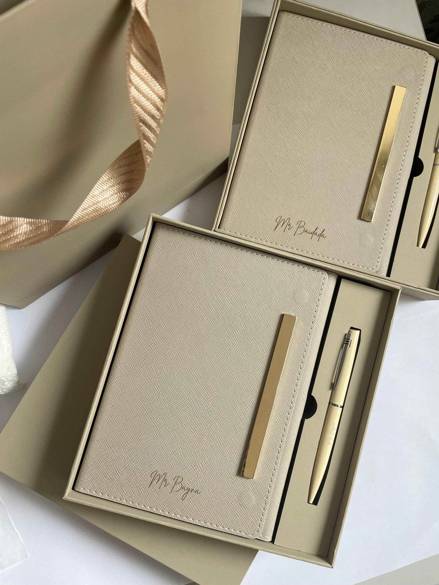 Signature Élégante Greige – Coffret carnet & stylo personnalisés