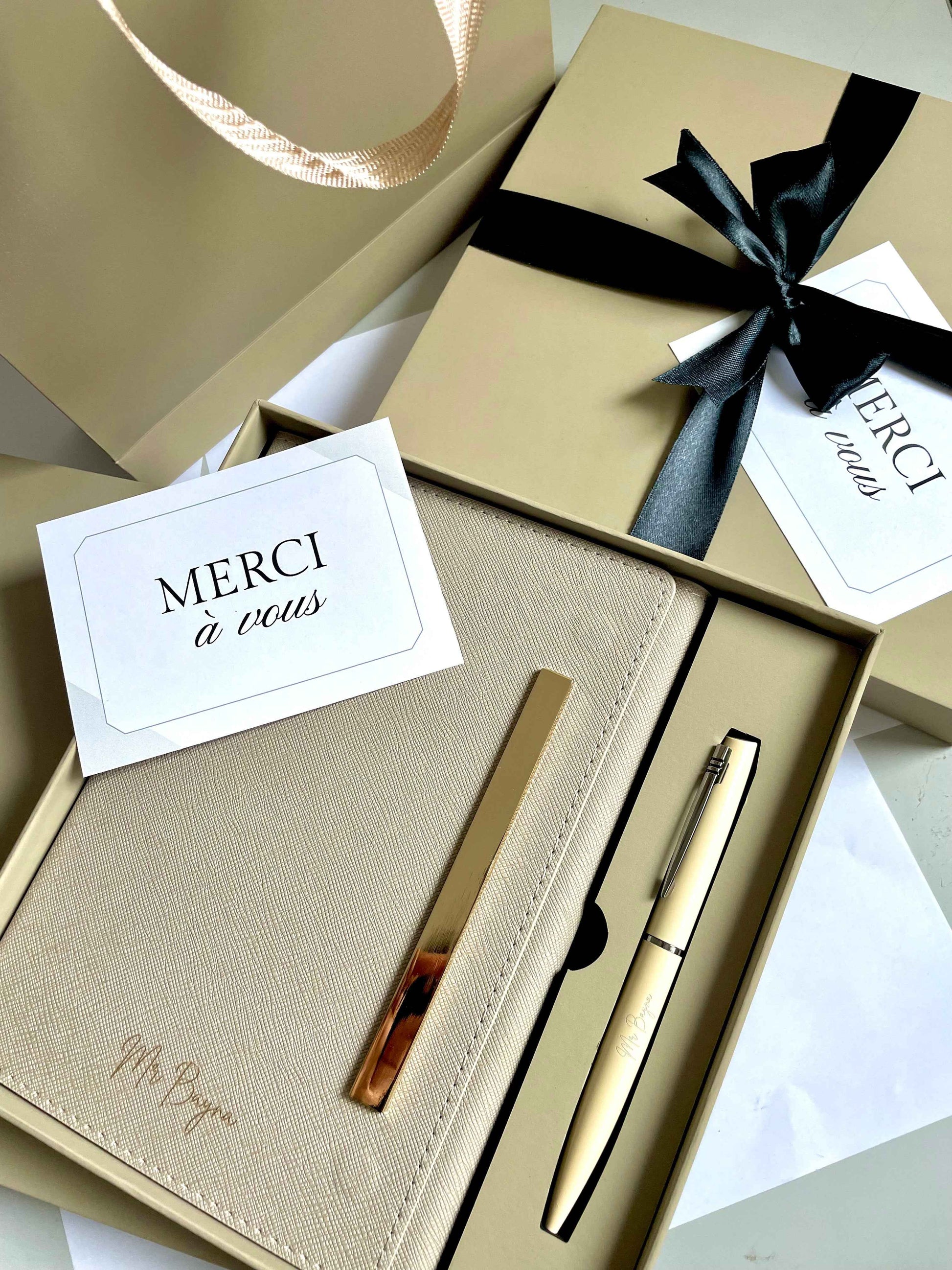Signature Élégante Greige – Coffret carnet & stylo personnalisés
