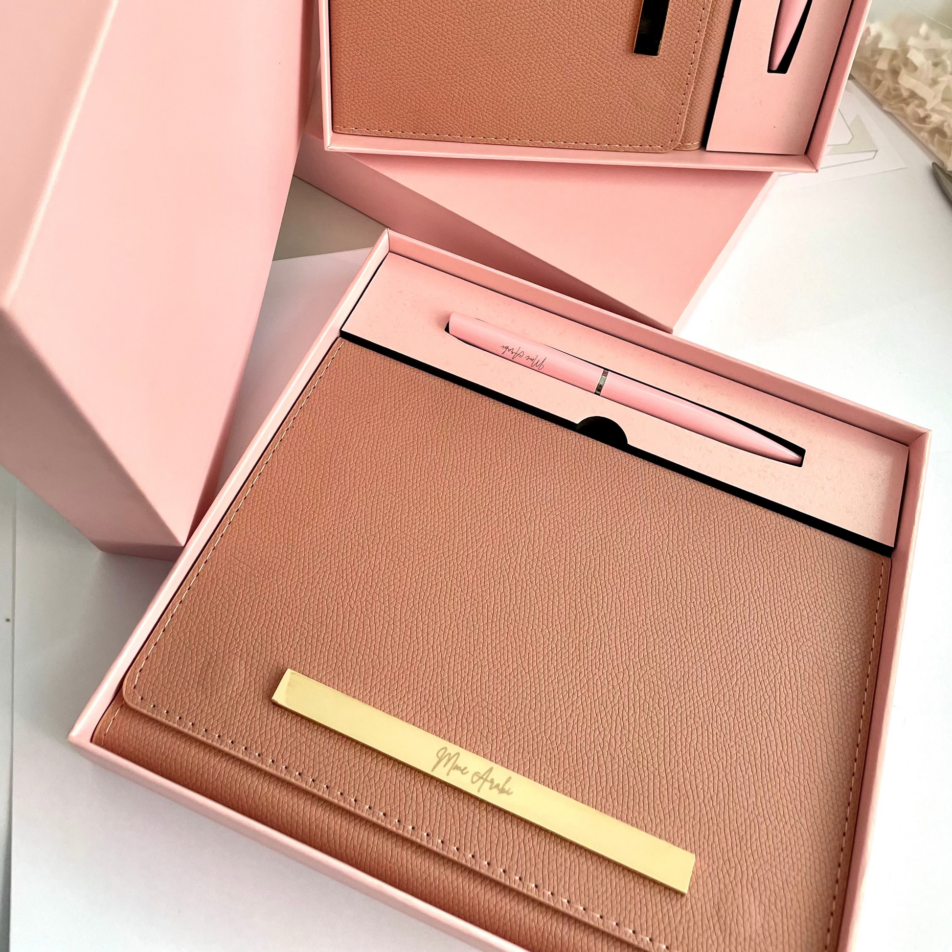 Signature Élégante Rose – Coffret carnet & stylo personnalisés