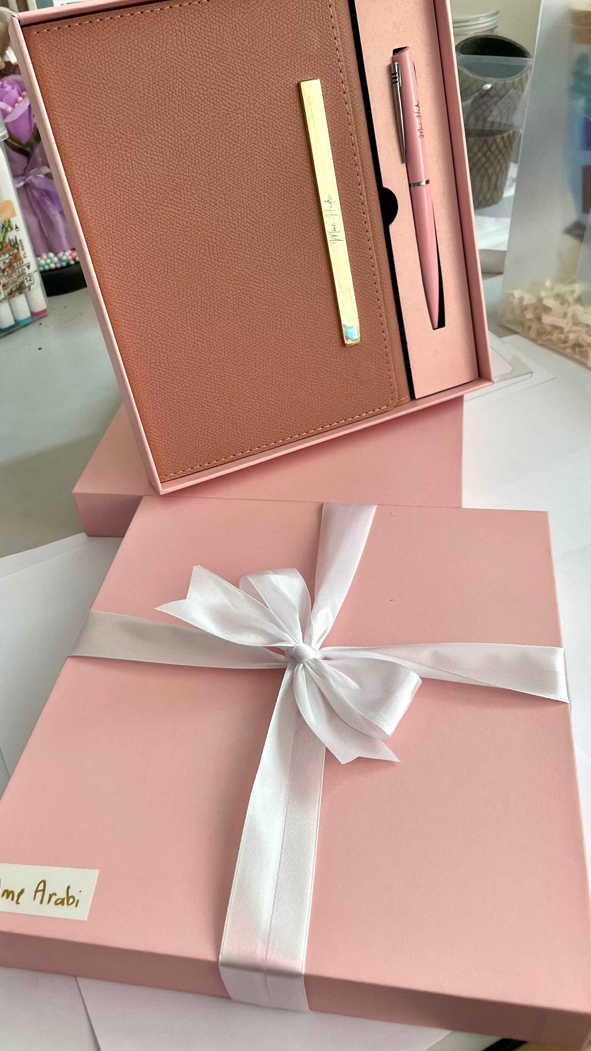 Signature Élégante Rose – Coffret carnet & stylo personnalisés