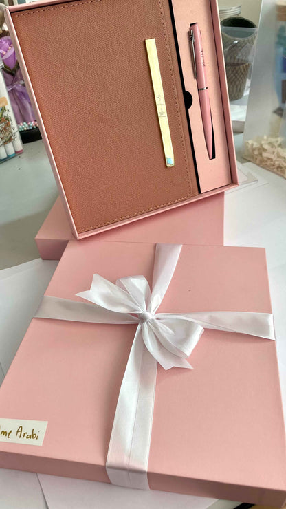 Signature Élégante Rose – Coffret carnet & stylo personnalisés