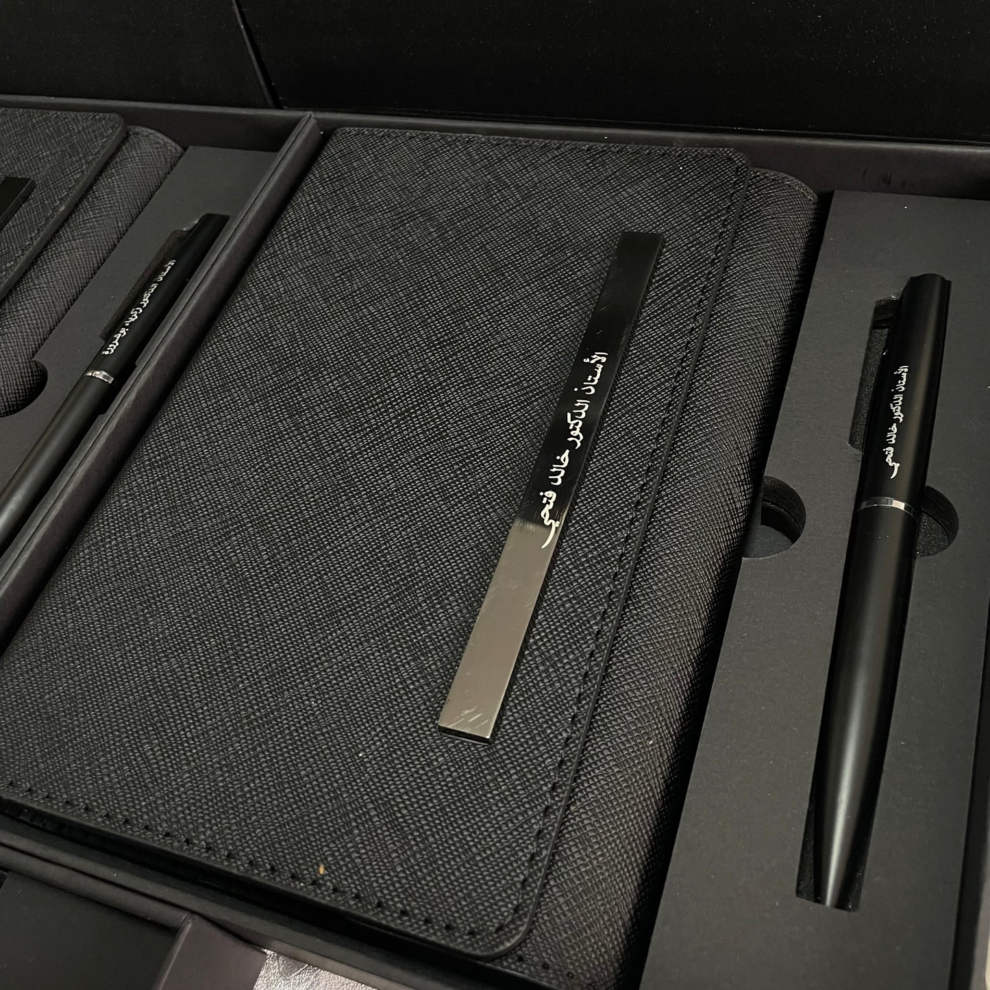 Signature Élégante Noir – Coffret carnet & stylo personnalisés