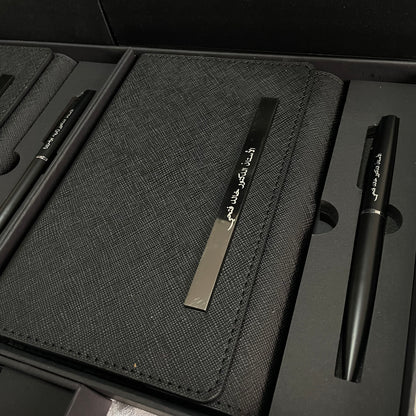 Signature Élégante Noir – Coffret carnet & stylo personnalisés