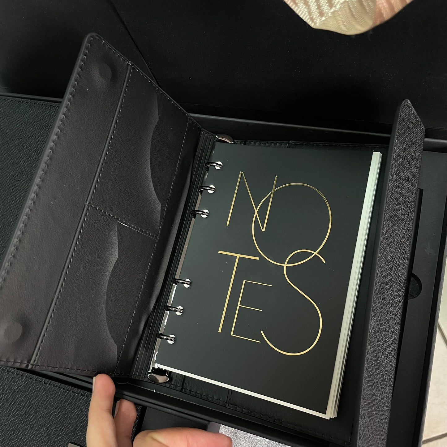 Signature Élégante Noir – Coffret carnet & stylo personnalisés