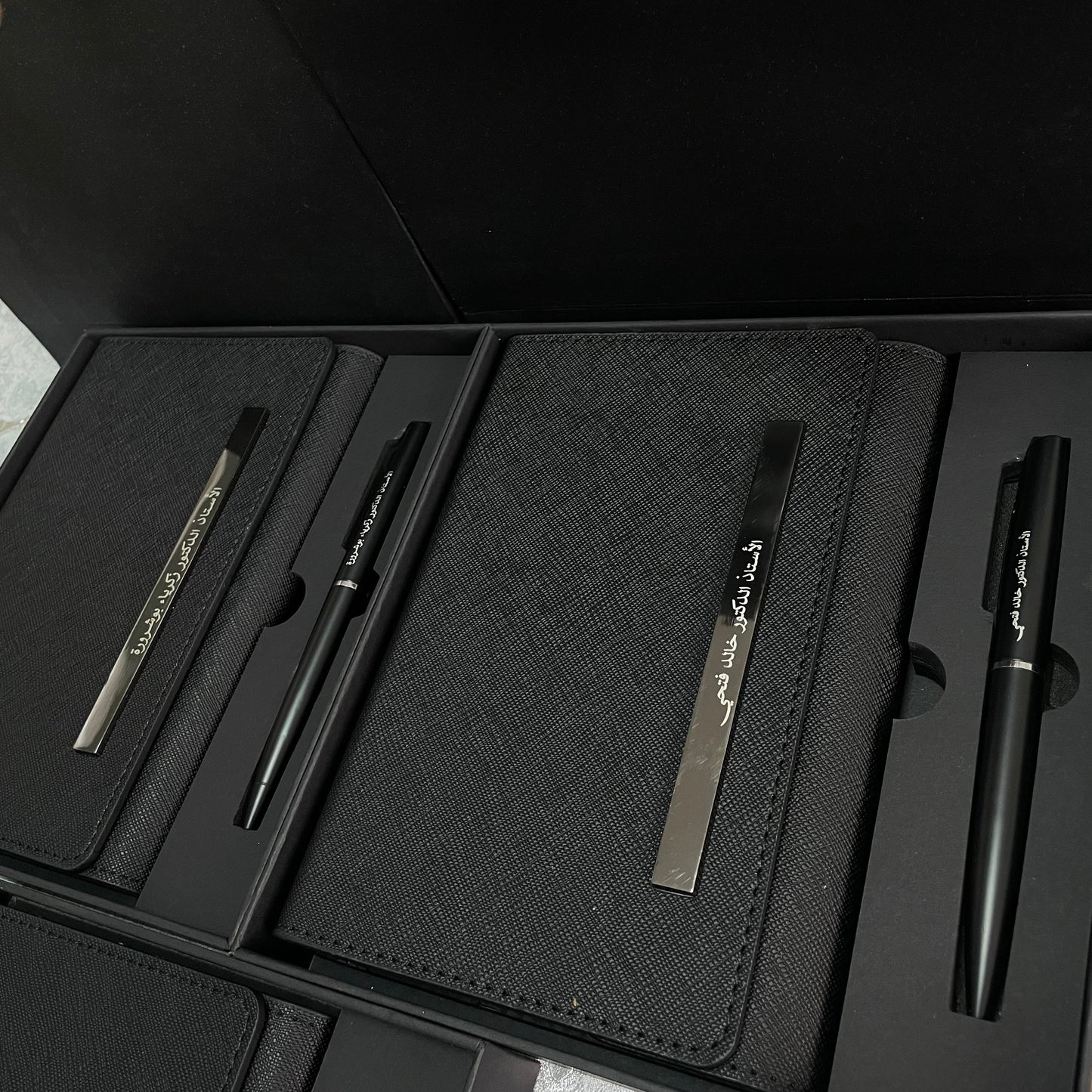 Signature Élégante Noir – Coffret carnet & stylo personnalisés